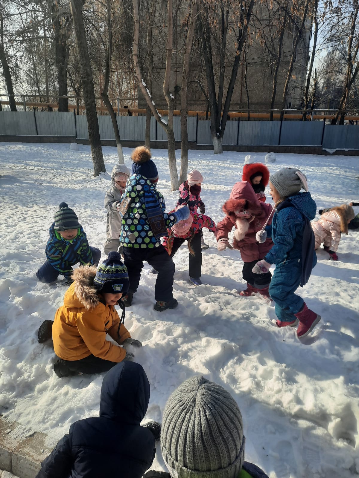 Зимние забавы "Лепим снеговика"